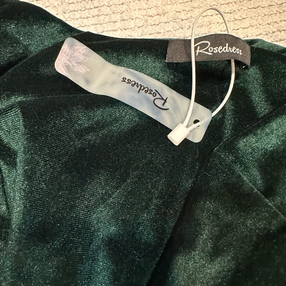 Rosedress Green Velvet mini body hugging dress, one shoulder strap, Size Med NWT - Picture 4 of 12